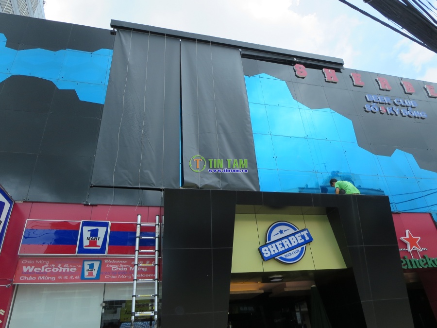 màn motor, rèm motor cao cap ngoài trời tại Sherbet Beer Club Sài Gòn